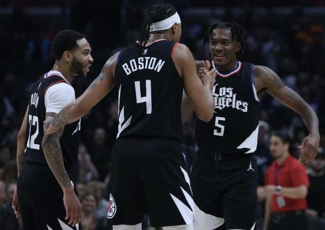 米哈伊柳克短暂亮相，展现惊人实力（米哈伊柳克短暂出场，实力令人惊叹）