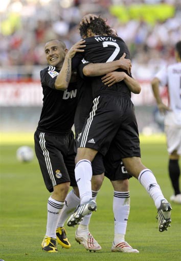 胖东来新店上架多款明星球衣：梅西、姆巴佩、乔丹等人亲签 均价1到2万（胖东来新店上新多款球星亲签球衣：梅西、姆巴佩、乔丹等，售价1万至2万元）