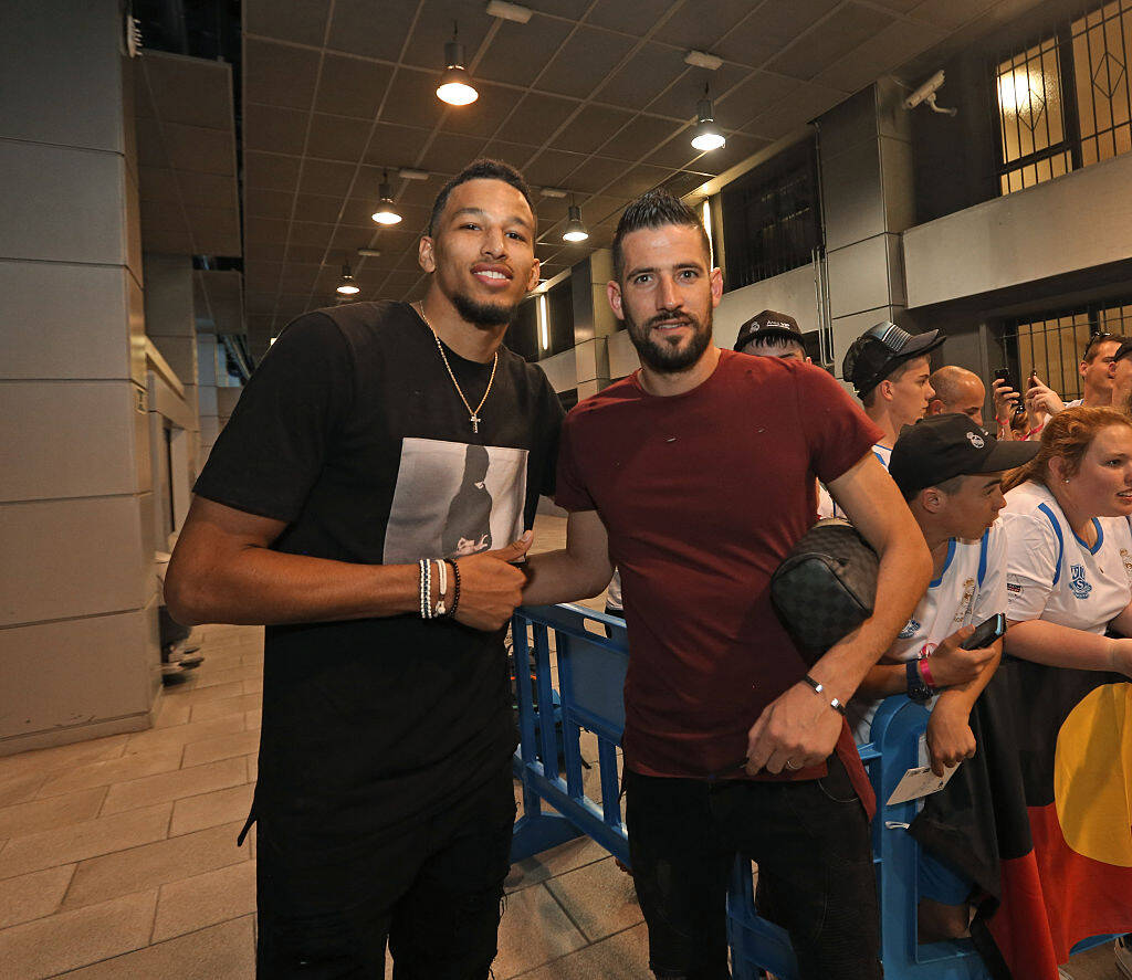 17岁天才卡尔展现极强潜力，德甲首秀表现亮眼，凭借出色技术和风格成为焦点。（17岁天才卡尔德甲首秀惊艳，精湛技术与独特风格尽显潜力成全场焦点）