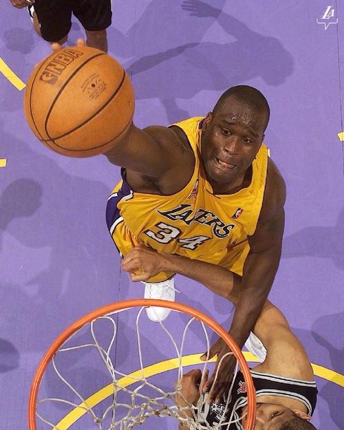 布伦森单打哈克斯：一场篮球场上的视觉盛宴（布伦森单挑哈克斯：球场上的震撼视觉秀）