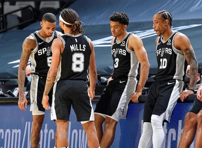 冲击全明星！杜伦半场9投6中&罚球5中4 得到16分6板1帽（杜伦半场高效16分6板1帽：9投6中、罚球5罚4中，剑指全明星）