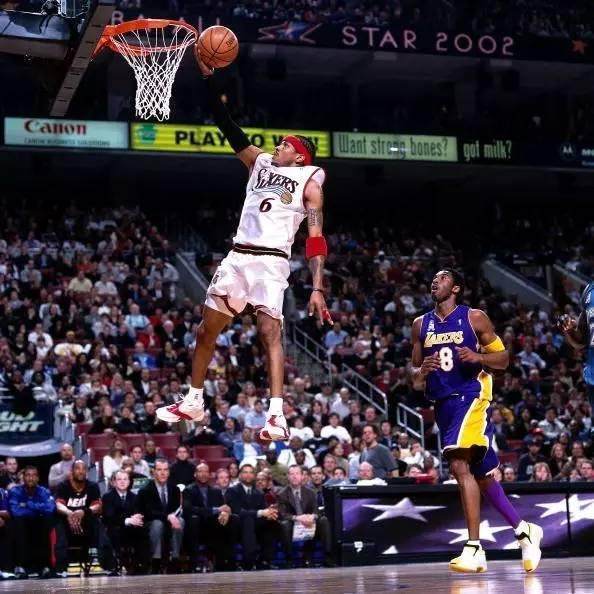 库里本赛季对开拓者3战全负，场均轰40.3分&命中率近6成（库里本季对阵开拓者三战皆墨，场均40.3分、投篮命中率接近60%）