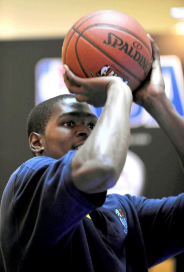 带队追赶！英格拉姆三分穿针 半节时间5中4独得10分（英格拉姆火力全开！半节三分5投4中砍下10分率队追分）