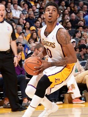 中国香港1-2遭新加坡逆转，提前一轮无缘2027亚洲杯（中国香港1-2被新加坡翻盘，提前一轮告别2027亚洲杯）