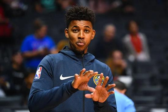 炸鱼来了，比朔夫戴帽、卡尔双响助德国U21队6-0大胜（德国U21 6-0大胜：比朔夫上演帽子戏法，卡尔梅开二度）