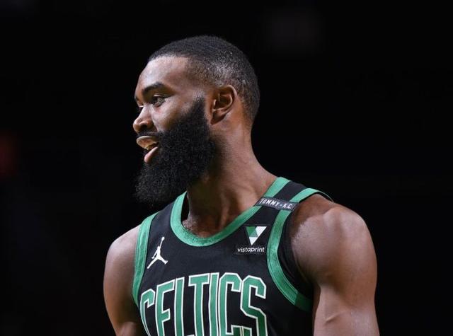 76人队记：庄神右膝扭伤，本场比赛不会回归（76人记者：庄神右膝扭伤，本场不再出战）