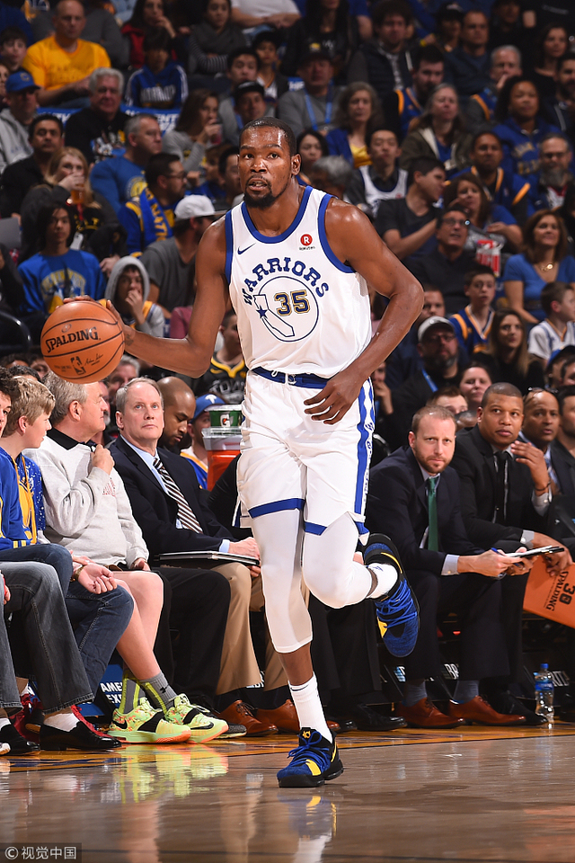 中场核心连续突破防守制造射门机会（中场指挥官连续冲击防线创造射门良机）